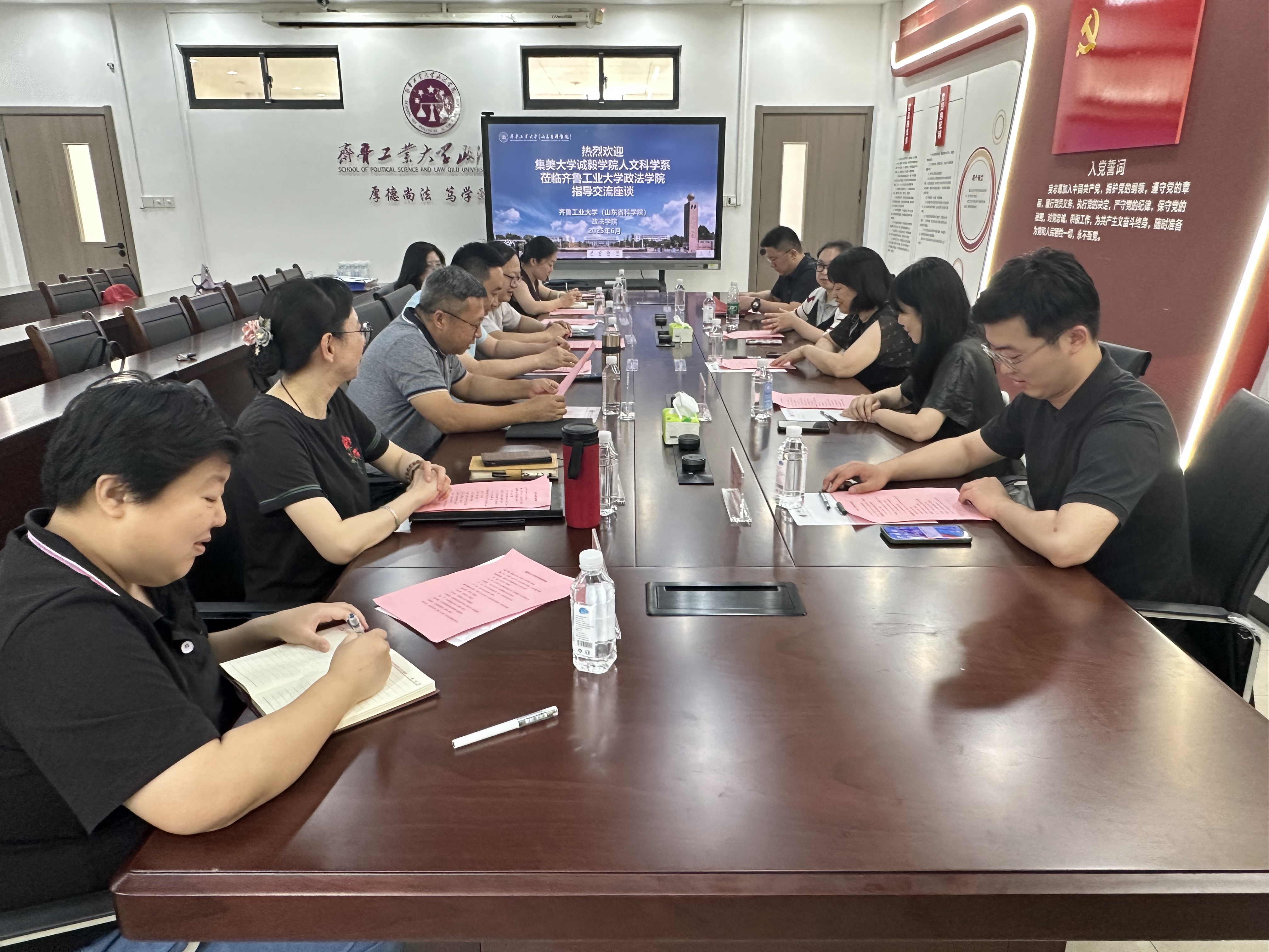集美大学诚毅学院人文科学系一行...